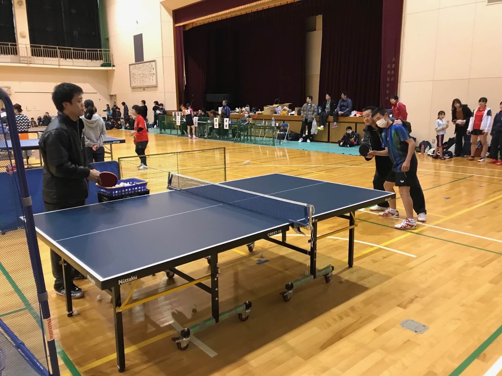 三重県南牟婁郡の卓球大会で小中学生と交流