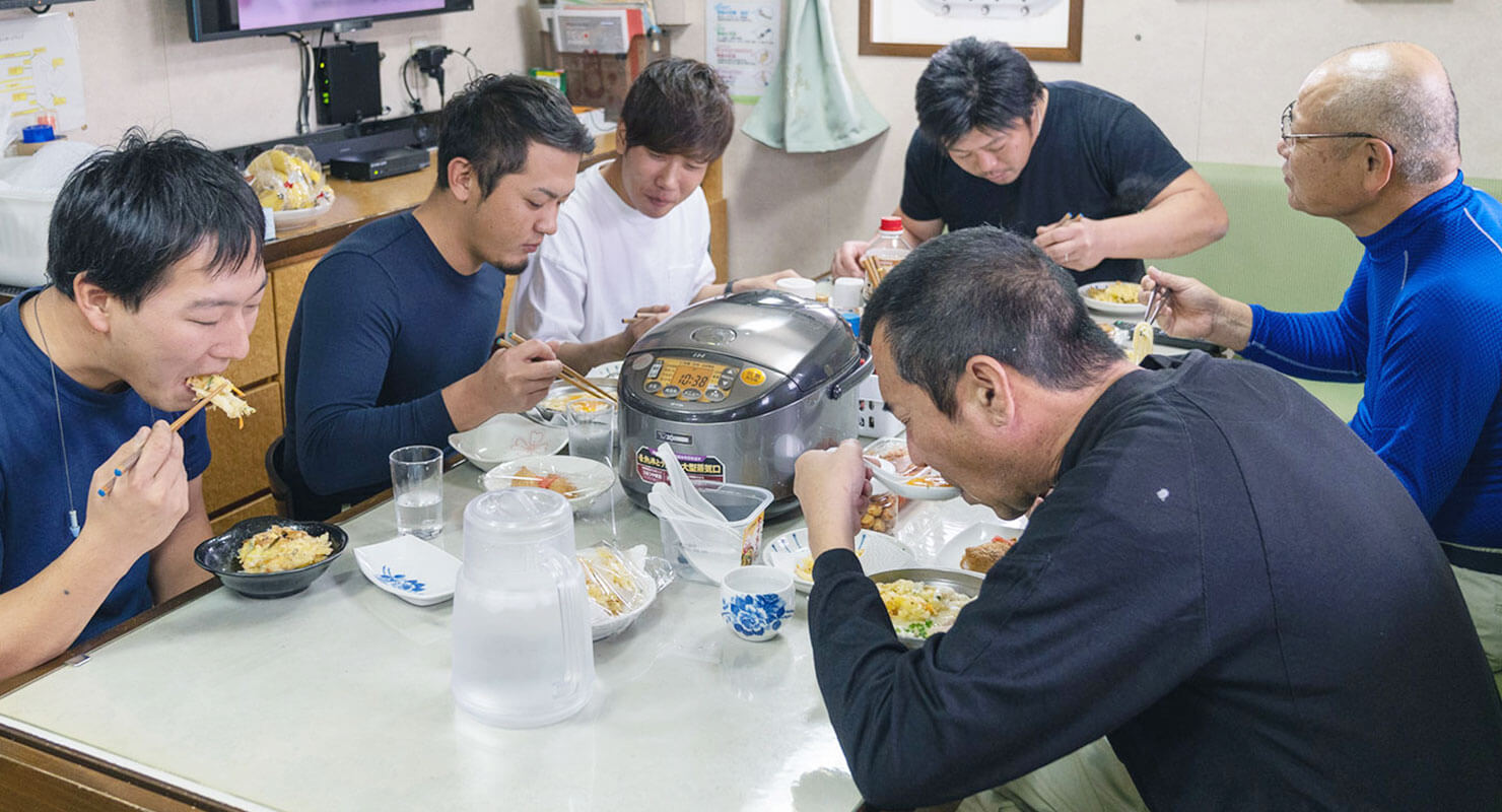 食事は司厨長がつくった温かい料理をみんなそろっていただきます