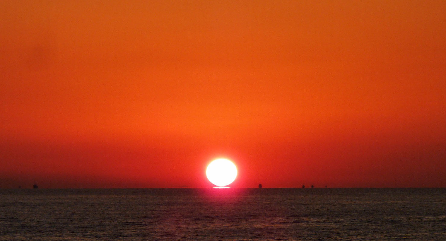 水平線に太陽が沈むところ