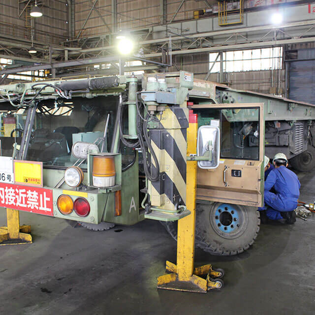 製鉄所で使用される車両や設備の修理・保全を行っています。