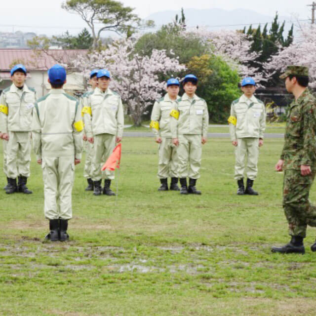 自衛隊研修の様子。新入社員を対象に１泊２日で実施しています。