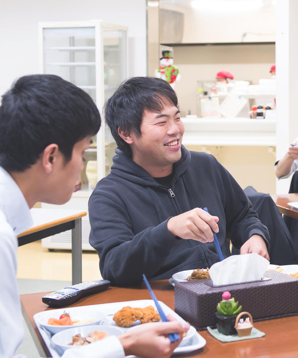 独身寮の食堂内。仕事終わりに会話も弾む（鹿島 独身寮）