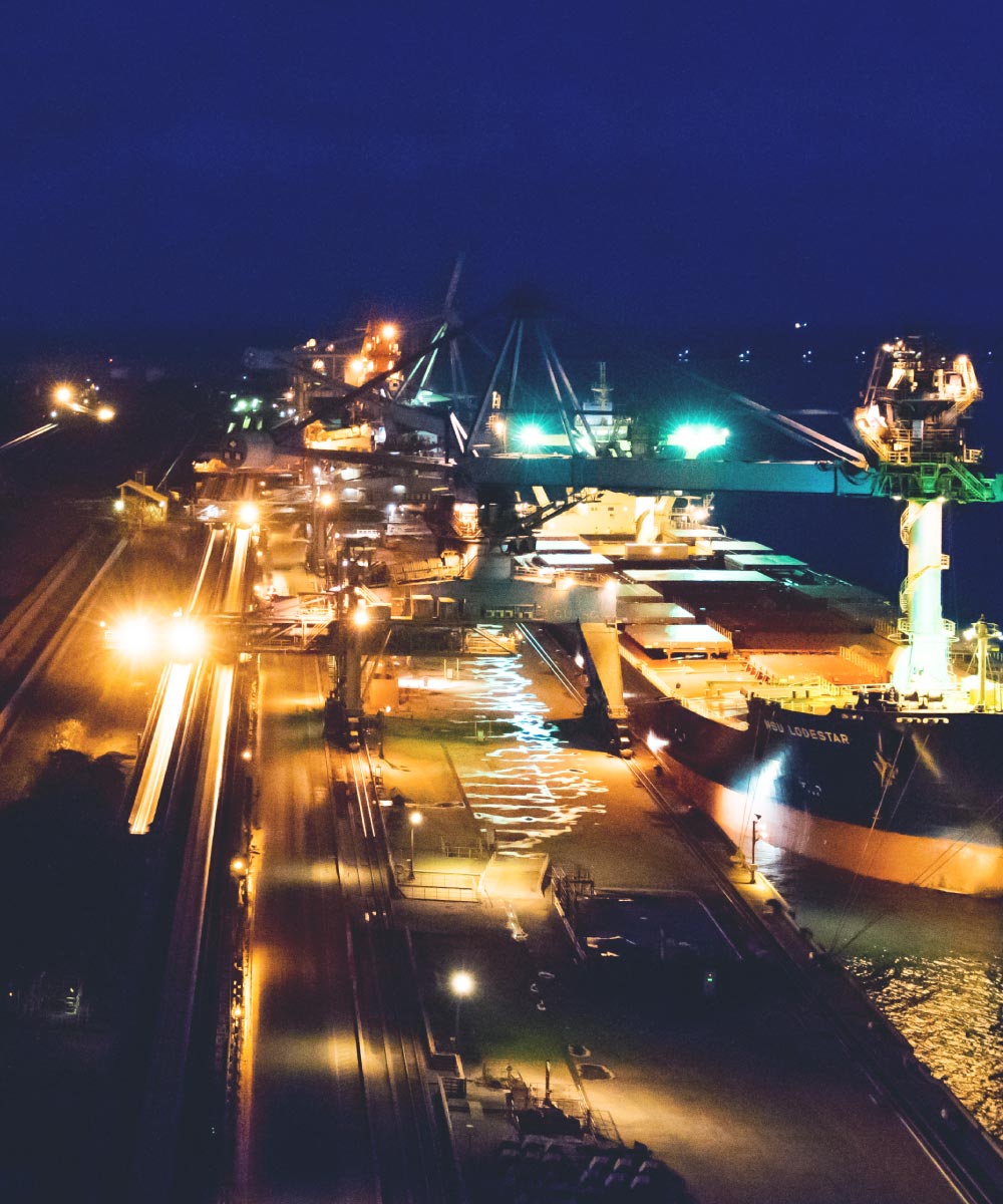 クレーン上から見た鹿島製鉄所の夜景