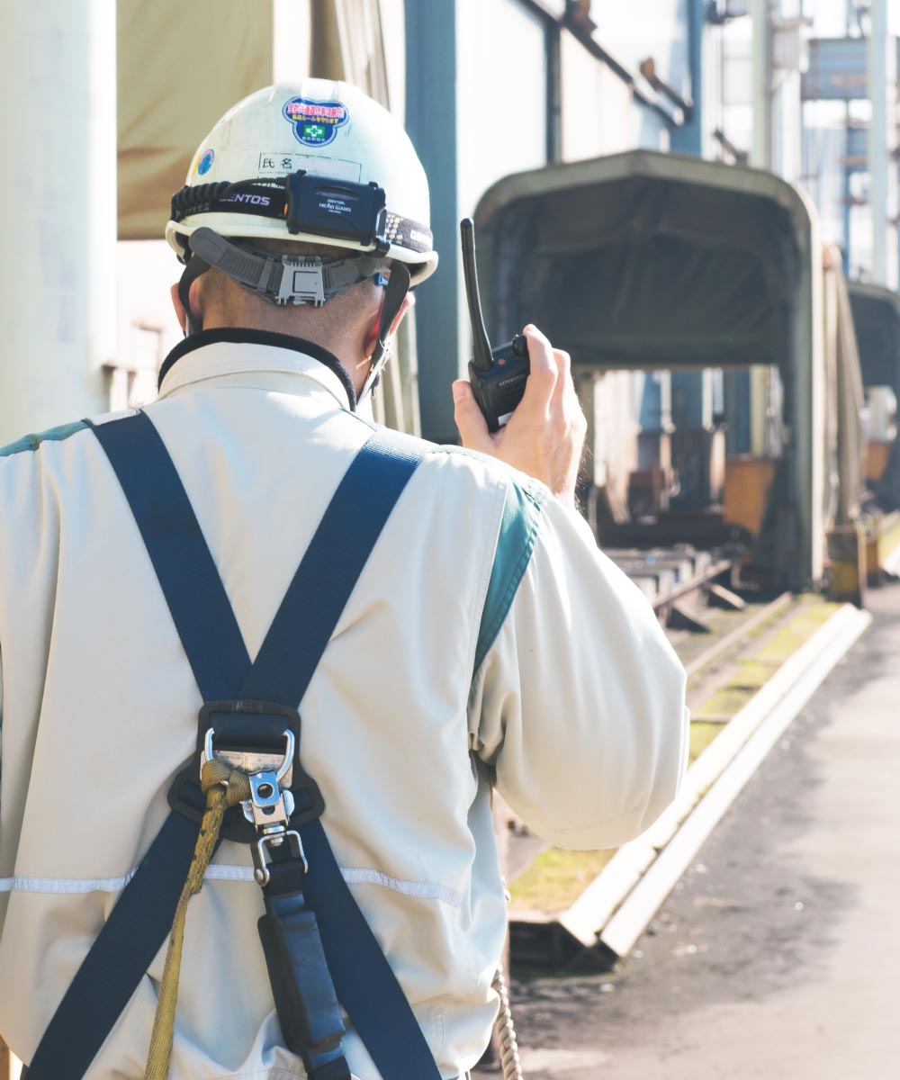 製鉄所内での連絡には主に無線機が使われる